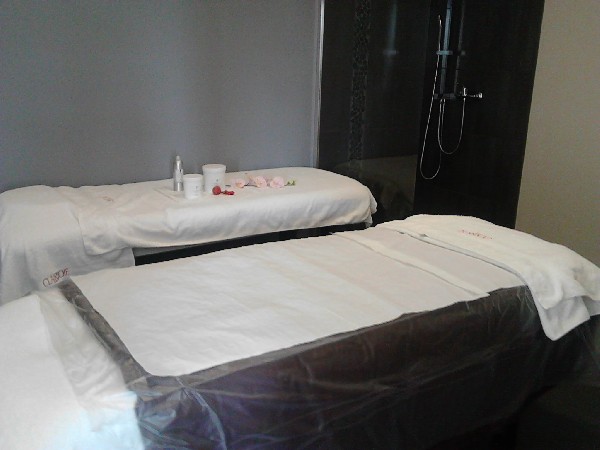 notre salle soins corps comprenant 2 tables de massage pour les soins en duo et une cabine de douche