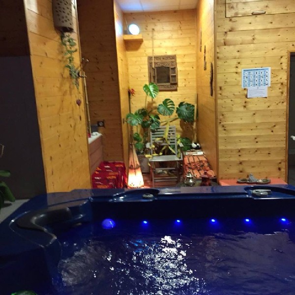 spa privatif avec sauna, hammam, jacuzzi .Possibilité massages esthétiques en solo ou duo.  